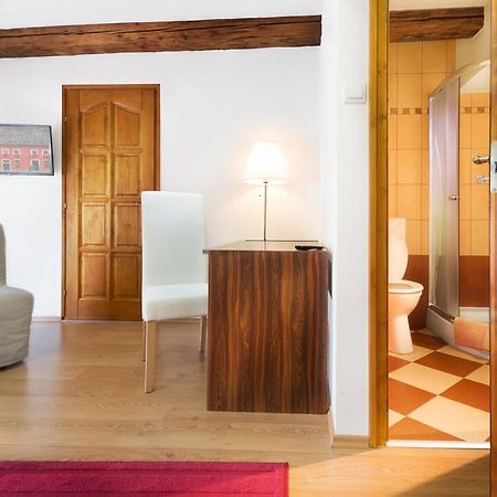 Rubra Panzio Bed & Breakfast Vac Exterior photo
