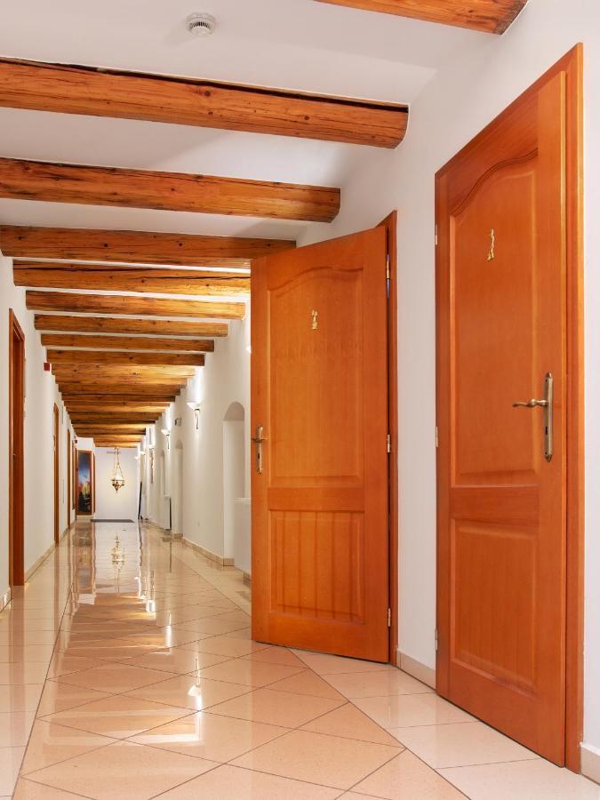 Rubra Panzio Bed & Breakfast Vac Exterior photo